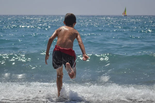 Boy Running Sea Background Surfboard Sail — Stock Photo, Image