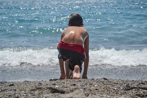 Boy Squatting Starting Position Running Seashore — Stock Photo, Image