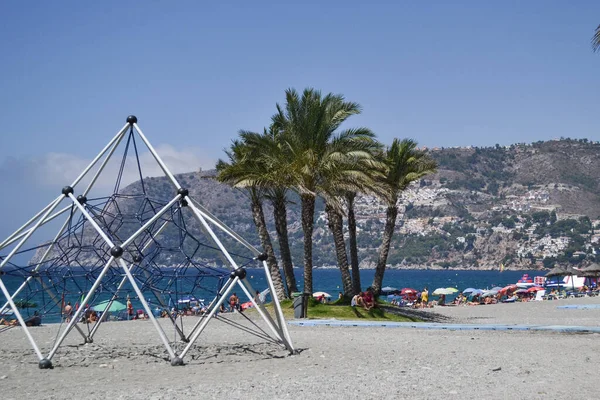 Herradura Plajında Tırmanacak Halat Çokyüzlü Barlarla Oynayacaklar Palmiye Ağaçları Deniz — Stok fotoğraf