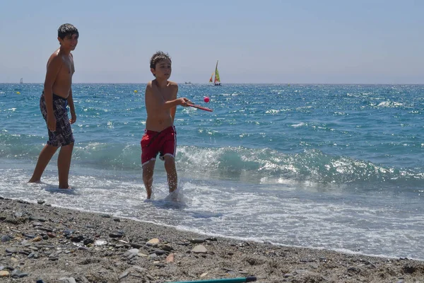 Niños Jugando Con Raqueta Pelota Orilla Del Mar — Foto de Stock