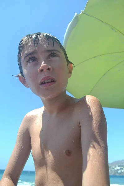 Mokre Dziecko Plaży Pod Zielonym Kapeluszem — Zdjęcie stockowe