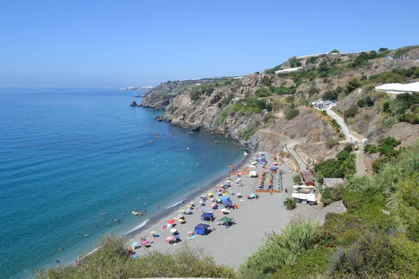 Fotografia Aerea Della Spiaggia Maro Malaga Con Bagnanti Canoe Ombrelloni Immagine Stock