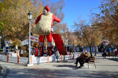 Granada, İspanya, 24 Aralık 2016: İnsanlarla Noel Çeşmesi ve hediyeli dev bir Noel Baba