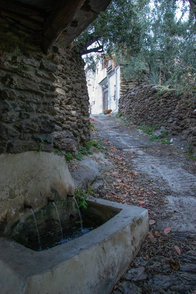 Kamenná Fontána Alpujarra Nachází Začátku Svahu Ulice Podél Trati Přes — Stock fotografie