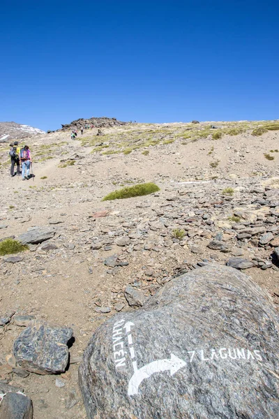 Rock Sierra Nevada Cui Scritto Mulhacen Seven Lagoon Con Frecce — Foto Stock