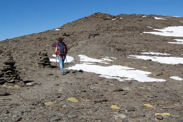 Escursionista Salendo Mulhacen Con Terreno Innevato — Foto Stock