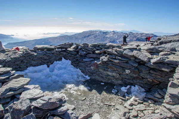 Costruzione Sulla Cima Mulhacen Con Neve Con Persone Sullo Sfondo — Foto Stock