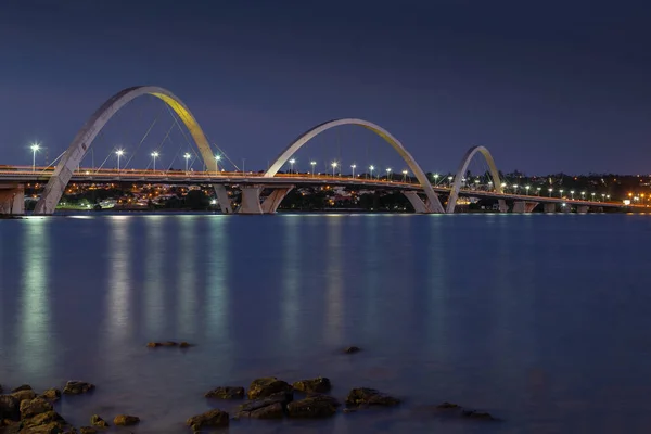 Gece Çöktüğünde Işıklar Şehri Aydınlatacak Köprüsünün Gece Görüşü Brezilya Nın — Stok fotoğraf