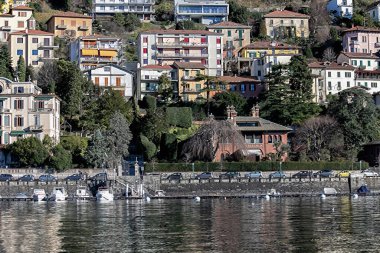 Como, İtalya. 5 Ocak 2015. Como şehrinin mimarisi Como Gölü üzerinde, Lombardy. Como Gölü 'nden görüldü. Yazı