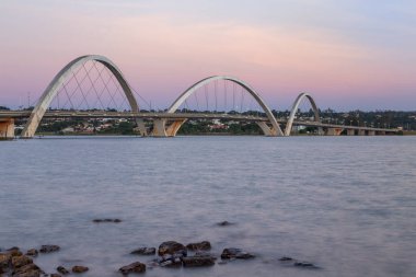 Gece çöktüğünde ışıklar şehri aydınlatacak. JK köprüsünün gece görüşü. Brezilya 'nın başkenti, Brezilya' nın Gökyüzü.