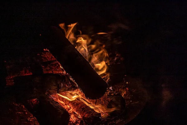 Glühendes Holz Das Lagerfeuer Brennt Winter — Stockfoto