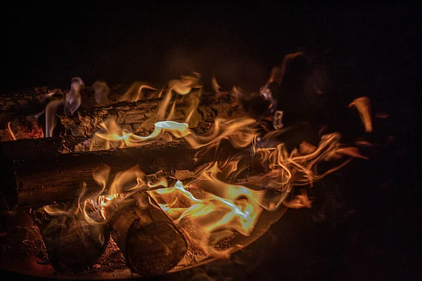 Glühendes Holz Das Lagerfeuer Brennt Winter — Stockfoto