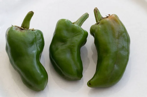 Três Pimentas Verdes Orgânicas Fundo Branco Gastronomia Comida Orgânica Comida — Fotografia de Stock