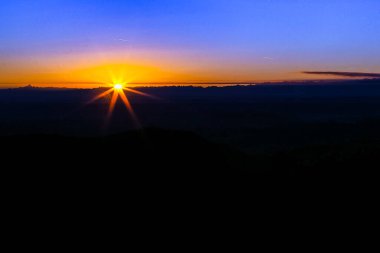 İtalyan Alplerinde yıldızlı günbatımı. Eko-izm.