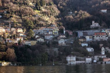 Como, İtalya. 5 Ocak 2015. Como şehrinin mimarisi Como Gölü üzerinde, Lombardy. Como Gölü 'nden görüldü. Yazı