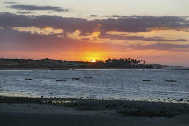 Brezilya 'nın kuzeyindeki Atlantik Okyanusu sahilinde gün batımı. Kajueiro da Praia Şehri, Piaui Eyaleti. Macera turizmi.