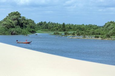 Parnaiba Nehri 'nin Delta' sına yakın bir balıkçı. Parnaba Nehri 'nin ağzı Brezilya' nın Maranho ve Piaui eyaletleri arasındadır. Kum tepeleri ve paradisiacal manzaralar. Torürizm.