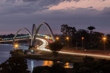 Gölün üzerindeki köprünün gece manzarası. JK Köprüsü. Brezilya 'nın başkenti Brasilia. Altın saat. Şehir manzarası. Şehir manzarası. Mimari.