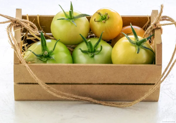 Tomates Vertes Biologiques Dans Une Boîte Faite Main Nourriture Biologique — Photo