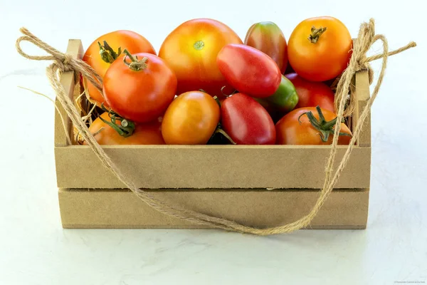 Une Boîte Tomates Biologiques Récoltées Dans Potager Sur Fond Marbre — Photo
