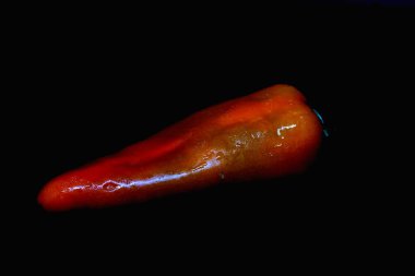 Siyah arka planda kırmızı dolmalık biber. - Sanat. Gastronomi.