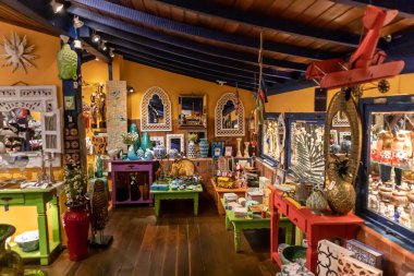 Küçük bir hediyelik eşya dükkanı. Renkli