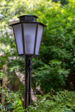 Bahçedeki eski lamba direği. Taşralı. Tarihsel.