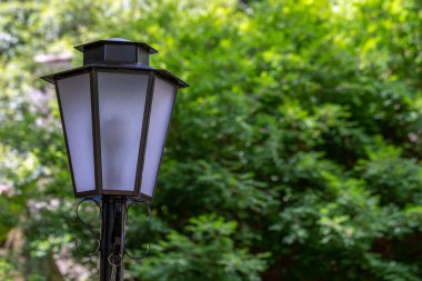 Bahçedeki eski lamba direği. Taşralı. Tarihsel.