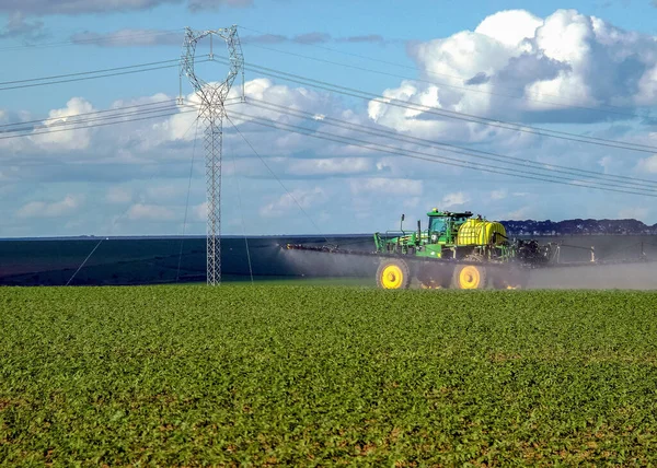 Pekerjaan Pedesaan Sebuah Traktor Bergerak Penyemprotan Pertanian Kedelai Produksi Brasil — Stok Foto