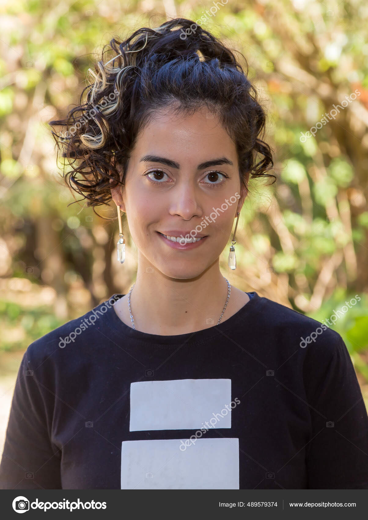 Jovem Mulher Morena Adorável Bonita Com Cabelo Encaracolado