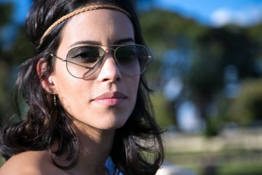 Güzel bir esmer kız, şehrindeki bir parkta günbatımının tadını çıkarıyor. Basit bir hayat. sağlıklı yaşam.