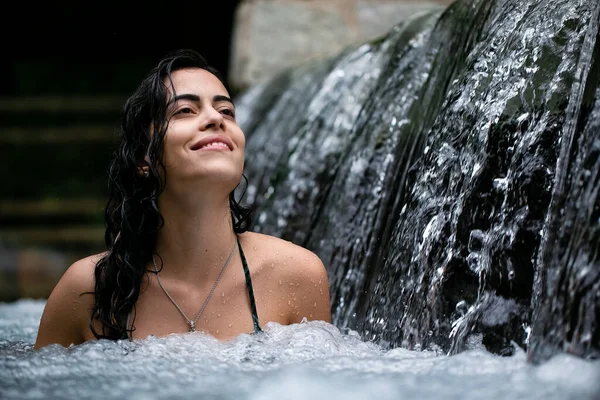 Beautiful Brunette Woman Enjoys Delicious Bath River Next Small Waterfall — Foto Stock