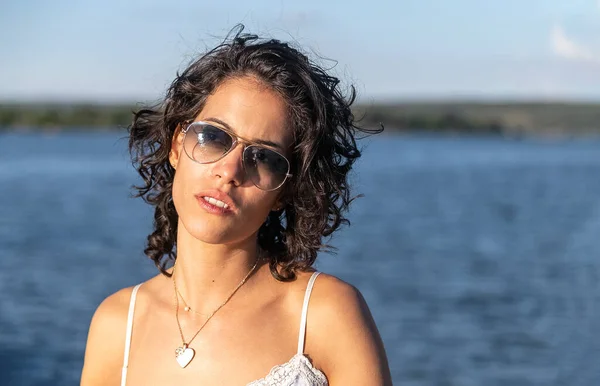 Une Femme Brune Brésilienne Portant Shirt Blanc Des Lunettes Soleil — Photo