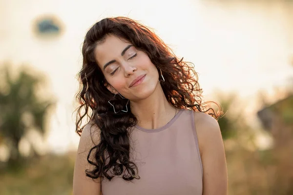 Una Donna Bruna Con Capelli Ricci Felice Aver Curato Tramonto — Foto Stock