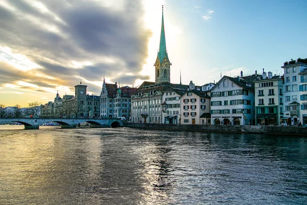 Historic Center Zurich Switzerland Featuring Grossmunster Church Limmat River Running — Stock Photo, Image