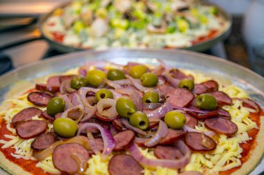 Biberli, zeytinli, soğanlı ve mozarellalı ev yapımı pizza. Gastronomi.