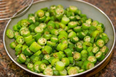 Tavada bir parça bamya hazırlanıyor. Ev yapımı. Gastronomi.