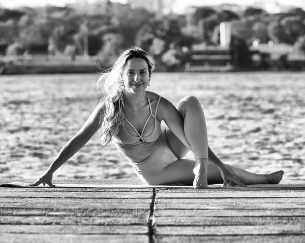 Une Femme Blonde Qui Fait Yoga Pose Sur Bord Lac — Photo