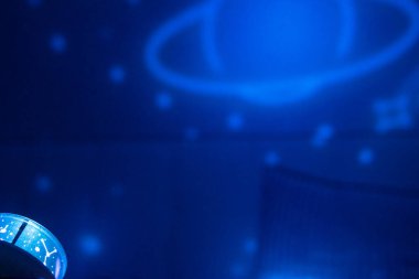 gece yatak odasında ışık