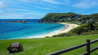 Kayalıklar Balıkçı Sahili 'ni çimen ve mavi suyla kapatın.