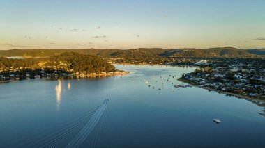 Booker Körfezi 'nin altın saatindeki insansız hava aracı görüntüleri. Tekneler ve hızlı hareket eden tekneler.