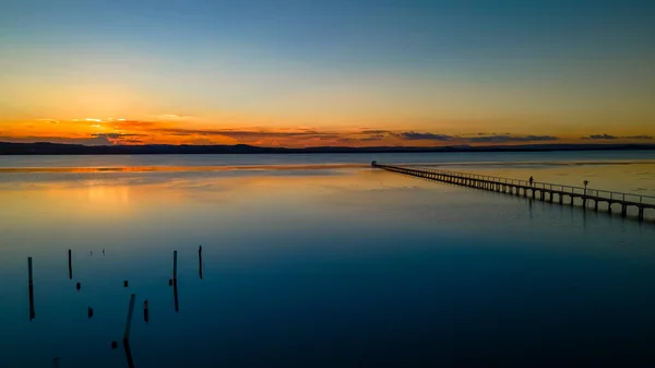 Dlouhý Nábřeží Západ Slunce Zlatou Září — Stock fotografie