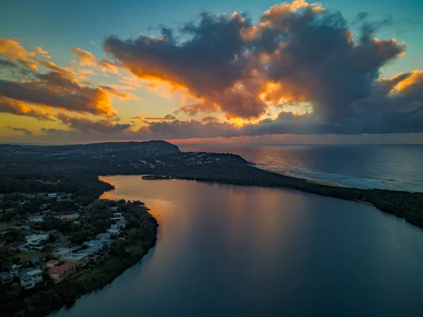 Wamberal Lagoon ve Spoon Bay NSW Avustralya 'nın hava aracı fotoğrafı.