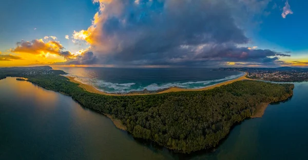 Wamberal Lagoon ve Plaj NSW Avustralya 'nın 180 derece panoraması.
