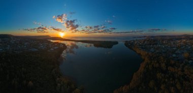 Wamberal Lagoon NSW Avustralya 'da Gölün ve Okyanusun Gündoğumu Panoraması