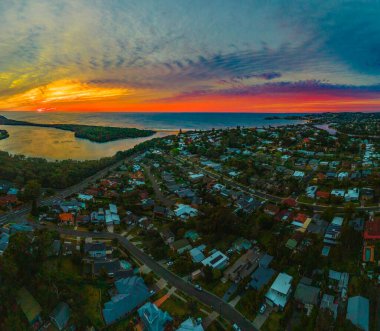 Wamberal NSW Avustralya 'nın sahil kenar mahallelerinde güneş doğarken denize bakan insansız hava aracı.