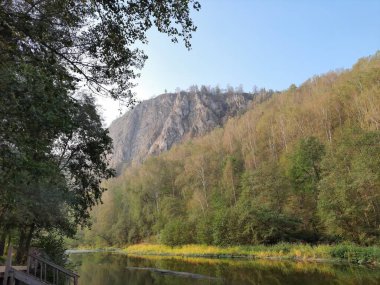 Dağların ve ağaçların muhteşem manzarası. nehir