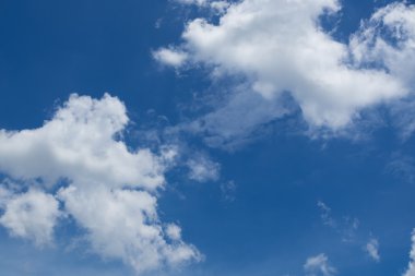 Açık mavi gökyüzü ve grup beyaz bulut