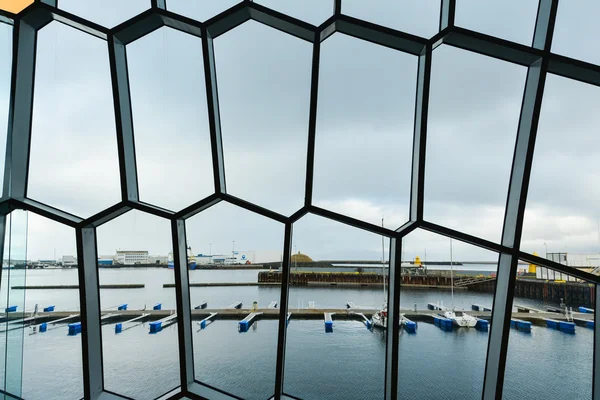 REYKJAVIK, 9 avril 2014 : Harpa Hall avec son architecture unique. REYKJAVIK, ISLANDE — Photo