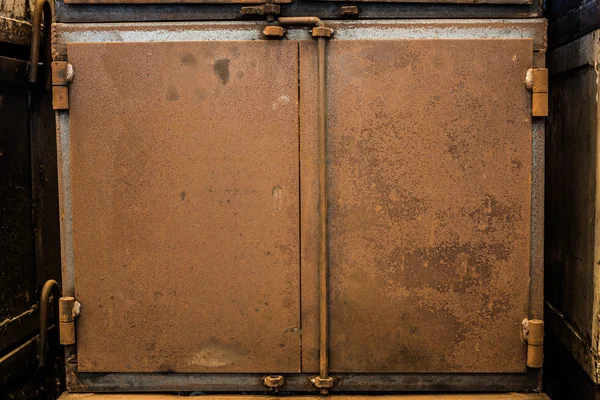 Metalen roestig container in fabriek — Stockfoto